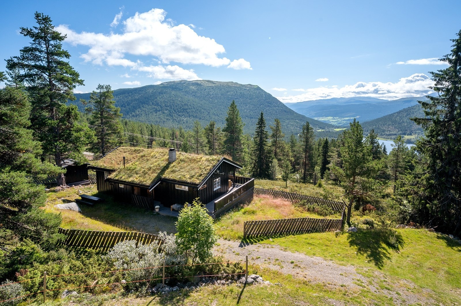 Fritidseiendommen ligger fint til i nedre del av Stutarhaugen Hyttefelt, med flott utsikt over Heidal og omkringliggende fjellområder. Galleribilde