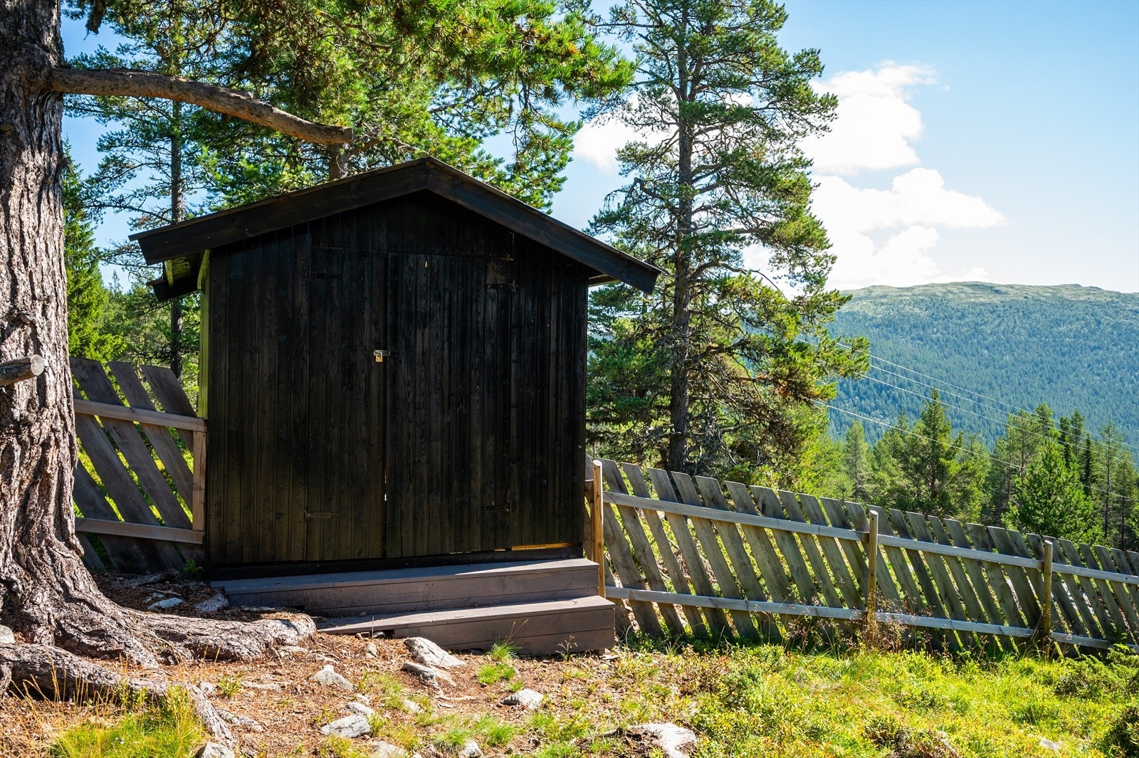 Tilhørende utvendig bod for oppbevaring. Galleribilde
