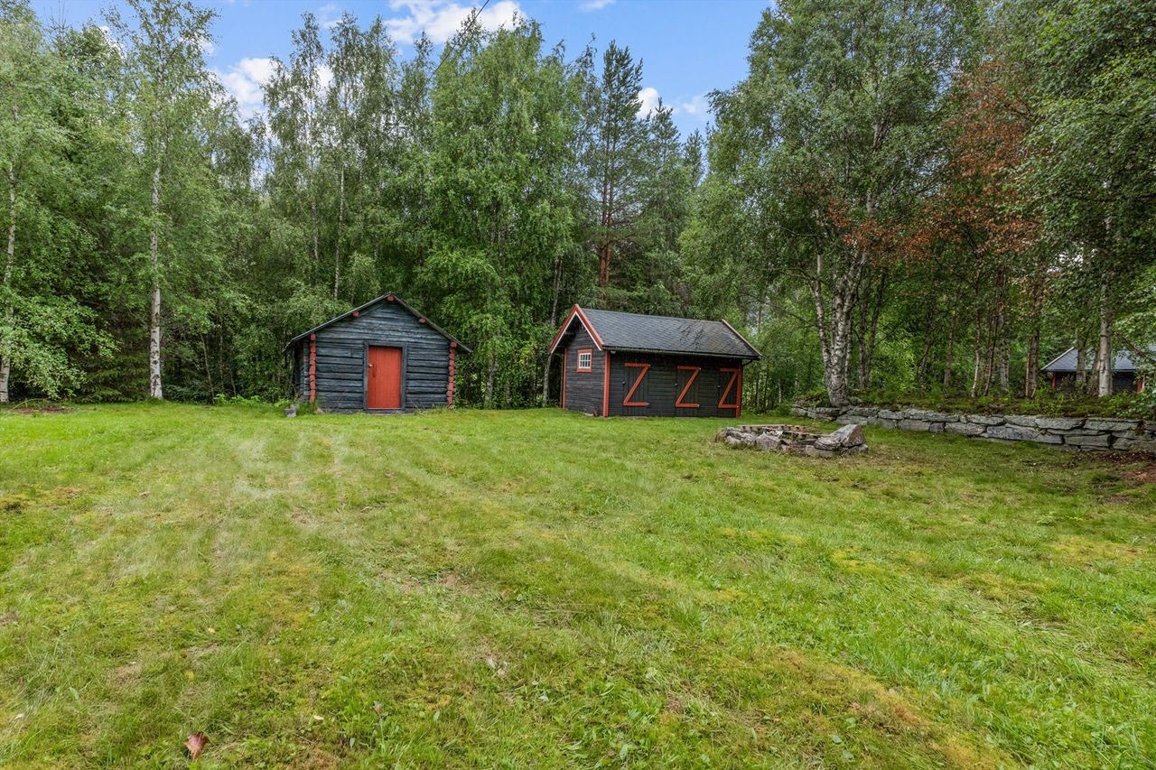 Det er 2 eldre uthus og en løe på eiendommen Galleribilde