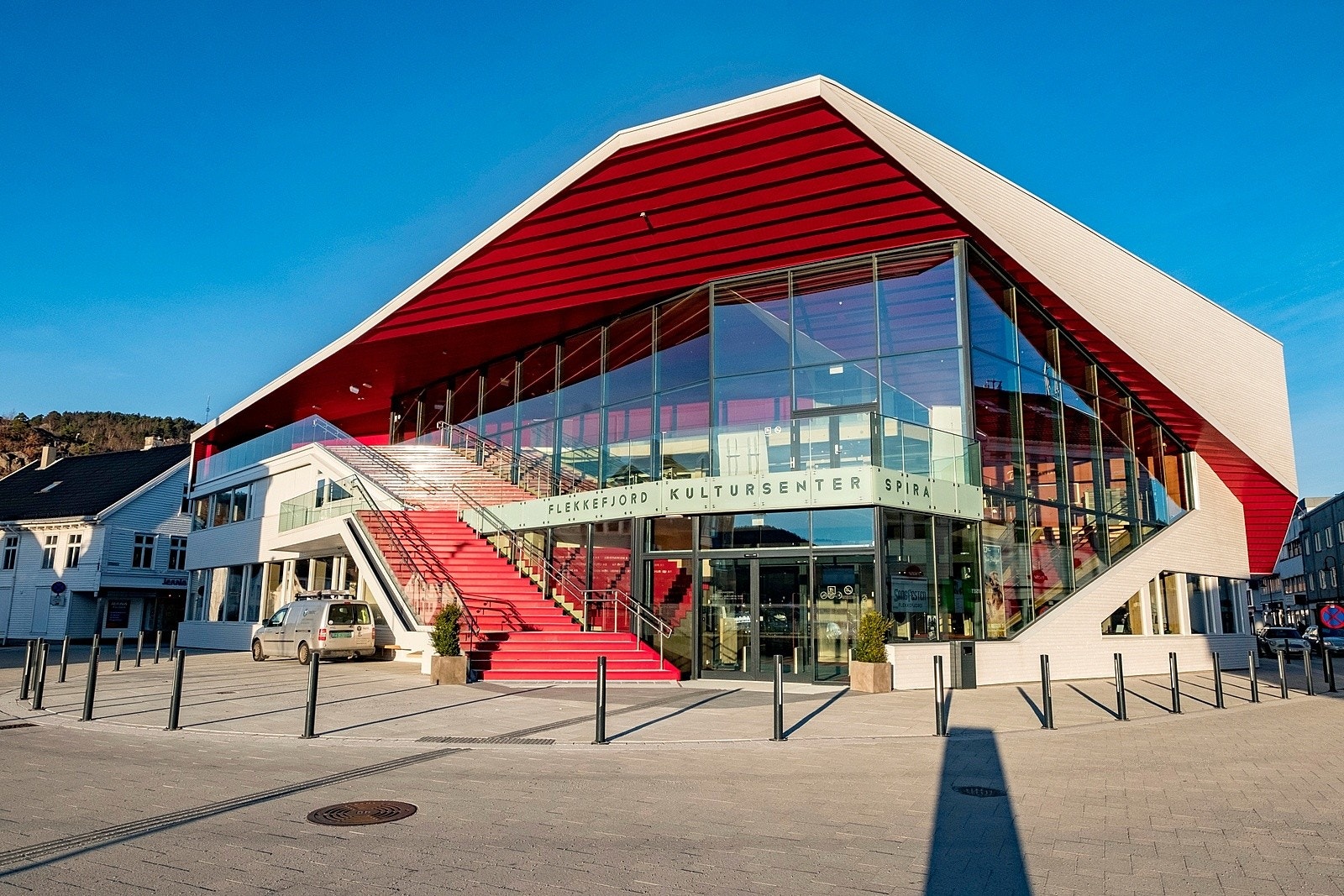 Kultursenteret Spira er stedet for mer kulturelle opplevelser. Her er det konserter, teaterforestillinger, show og kino. Galleribilde