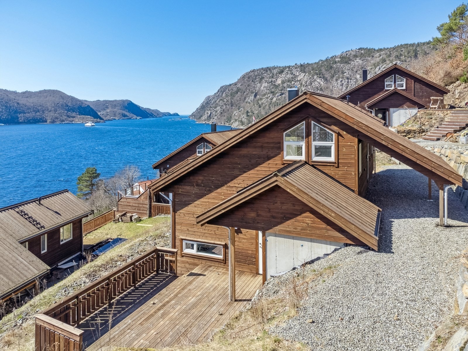 Stor terrasse ved inngangspartiet med gode solforhold. Galleribilde