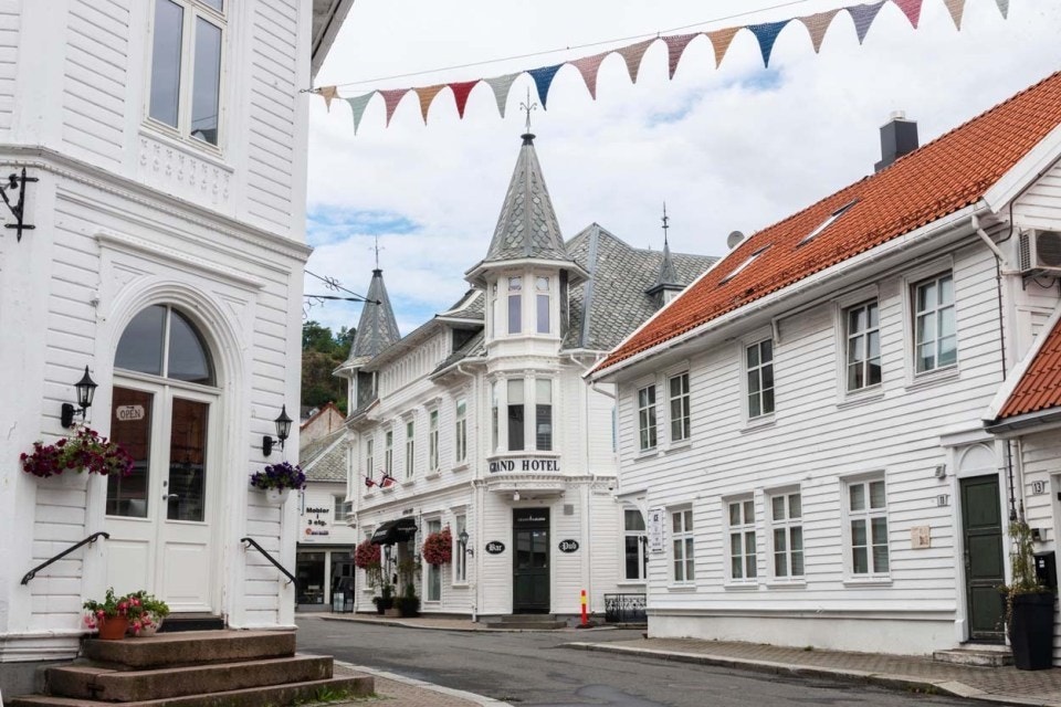Flekkefjord kan by på flere spisesteder. Er du ute etter en annen shoppingopplevelse enn de vanlige kjedekonseptene kan gi, kan gågata og tilhørende sidegater by på frittstående og egeneide butikker som kan by på noe utenom det vanlige. Galleribilde