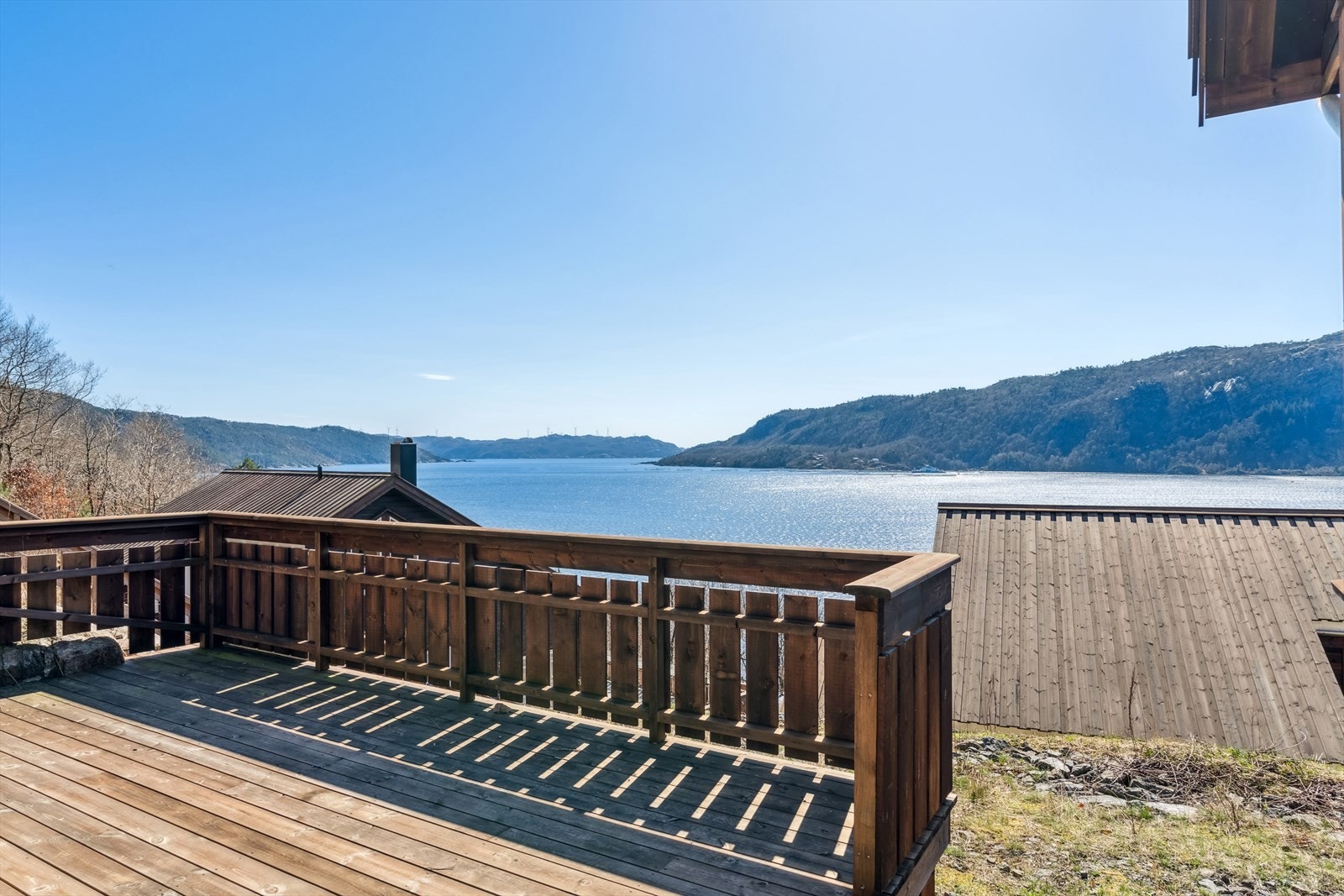På terrasse kan du nyte sjø utsikten og de gode solforholdene hele dagen. Galleribilde