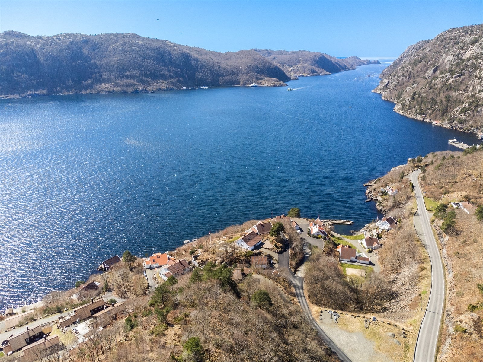 Bildet viser Hidrasundet, høyre side i bildet kan du se ferjeleiet over til øya Hidra. Galleribilde