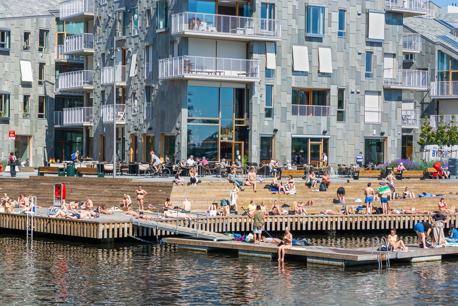 Flere fine badebrygger og restauranter i nærområdet Galleribilde