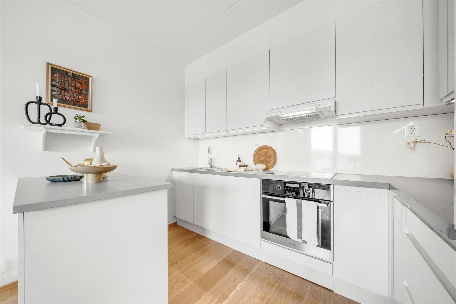 Rikelig med skap- og benkplass Galleribilde