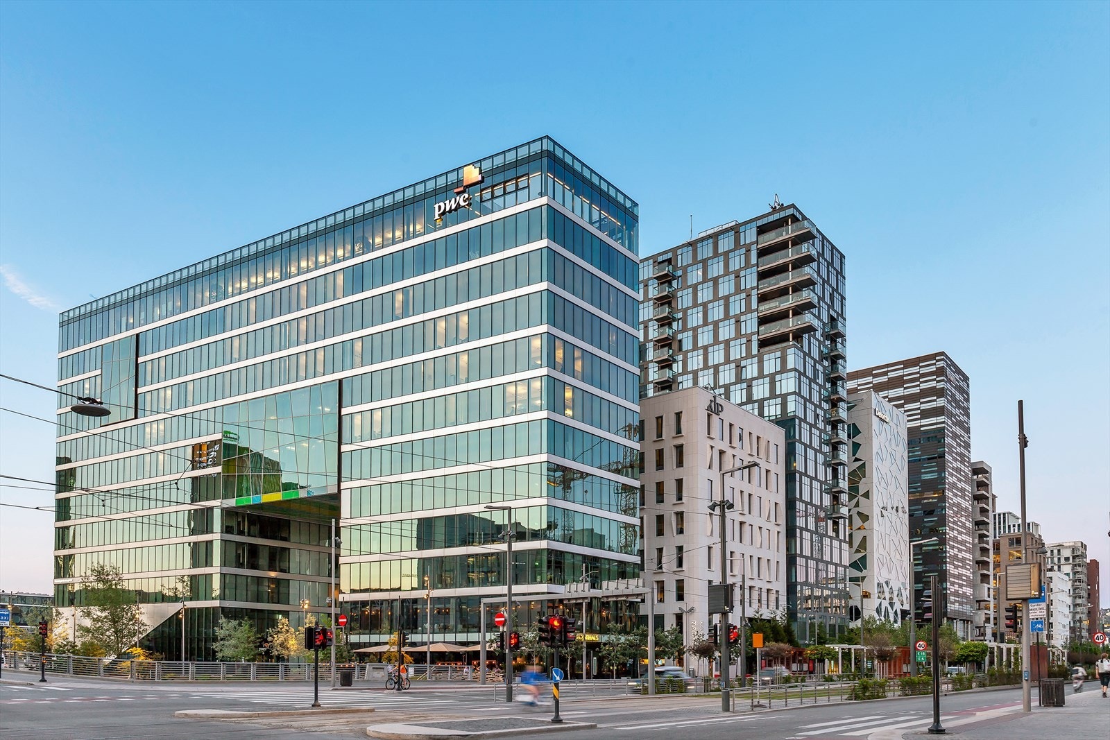 Umiddelbar nærhet til flere gode restauranter, barer, treningssentre, butikker m.m. Galleribilde