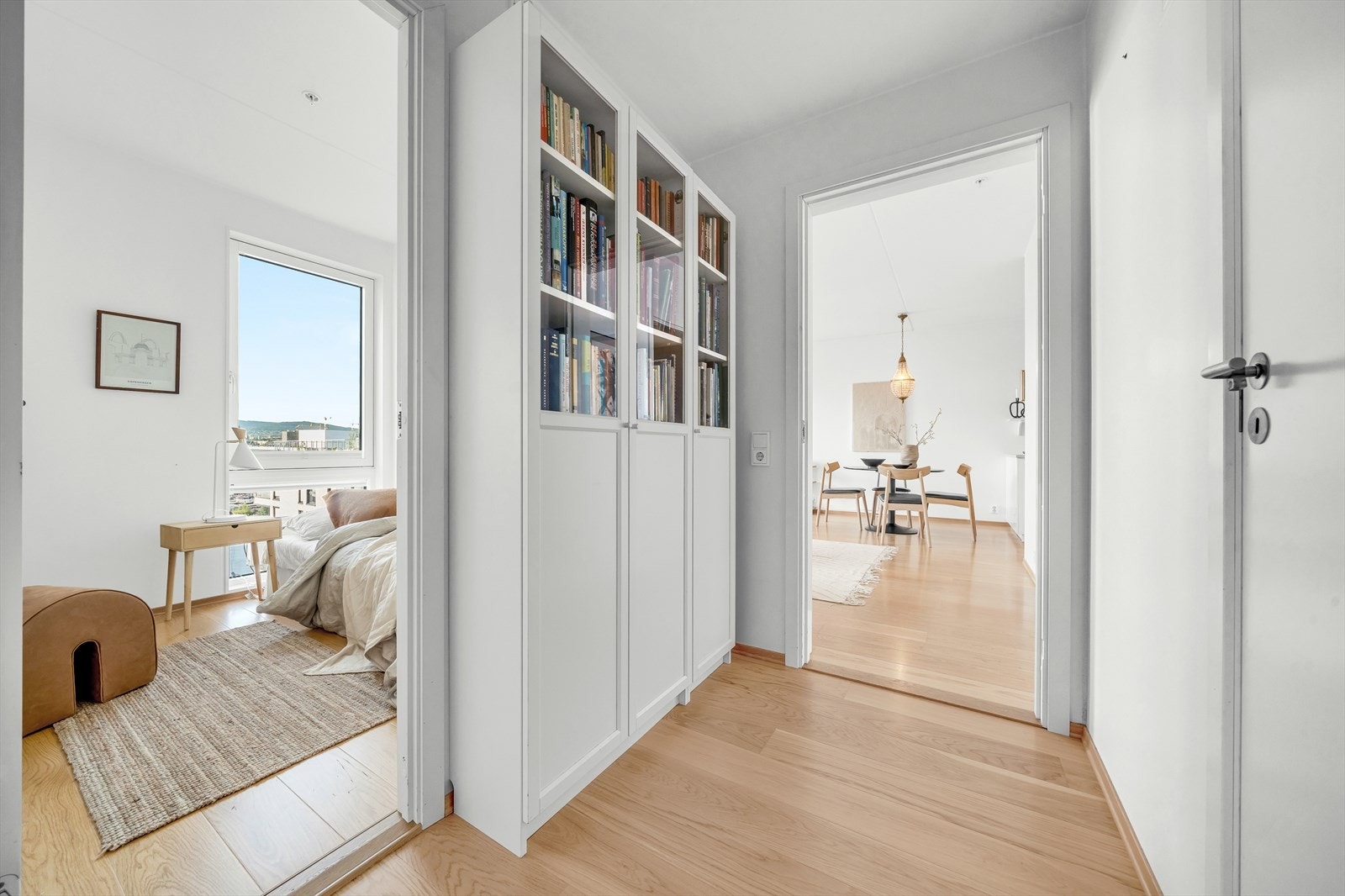 Mellomgang fra hovedsoverom til soverom 2, stue og bad Galleribilde