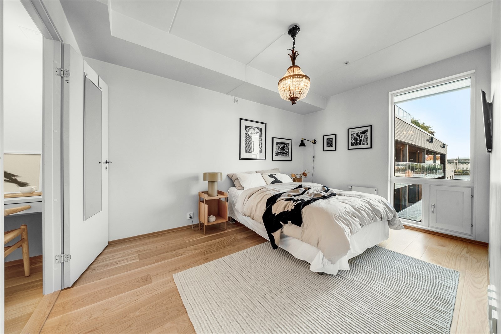 Romslig hovedsoverom med flott utsikt Galleribilde