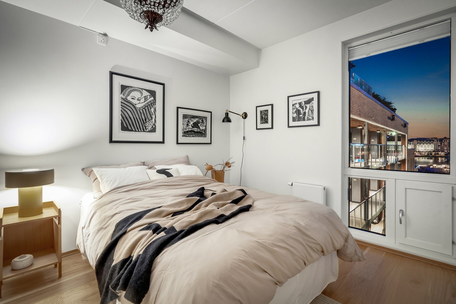 Romslig hovedsoverom med flott utsikt Galleribilde