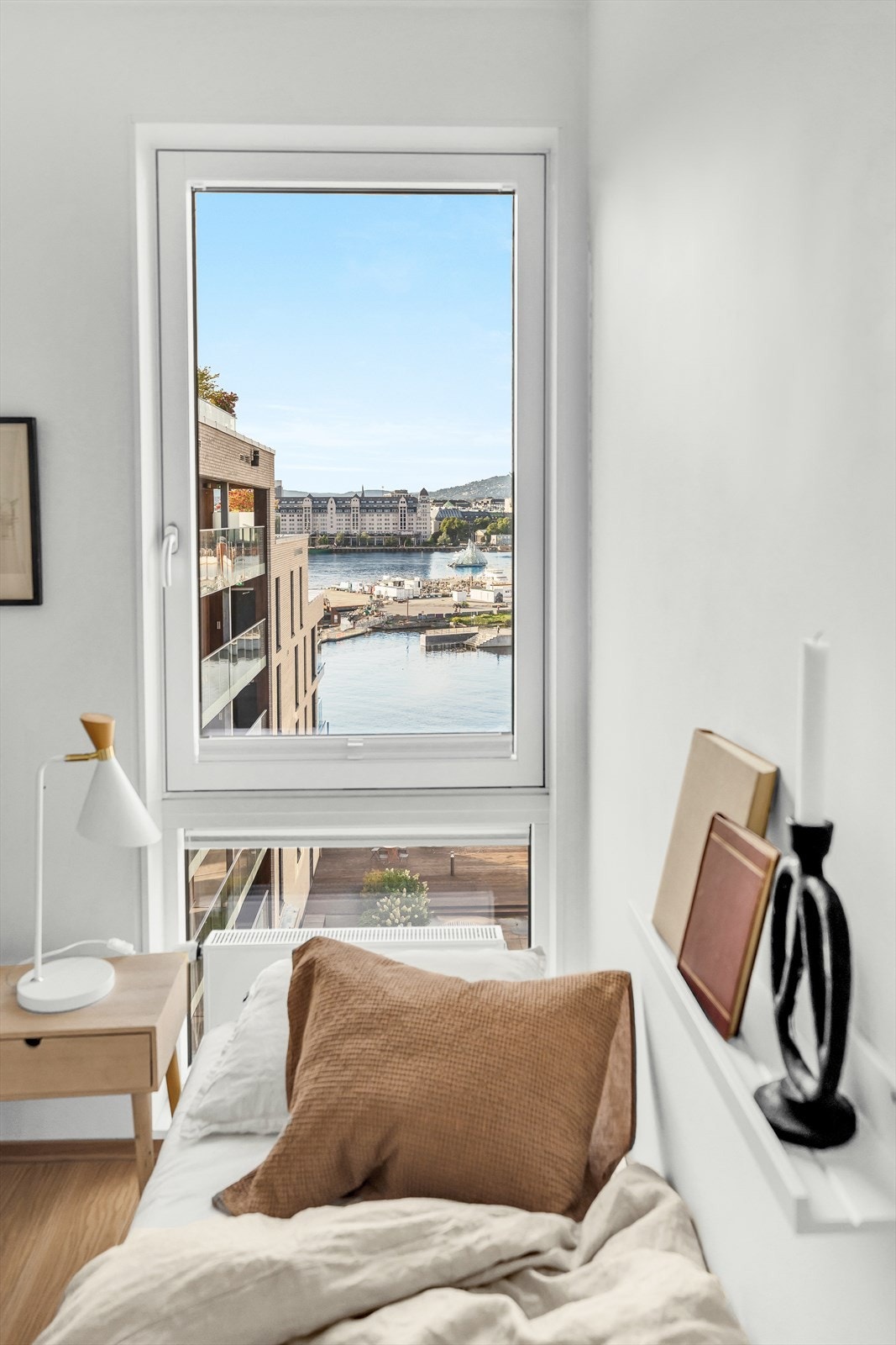 Nydelig utsikt mot fjorden fra samtlige vinduer. Leiligheten ligger perfekt til mtp. sol og utsyn Galleribilde