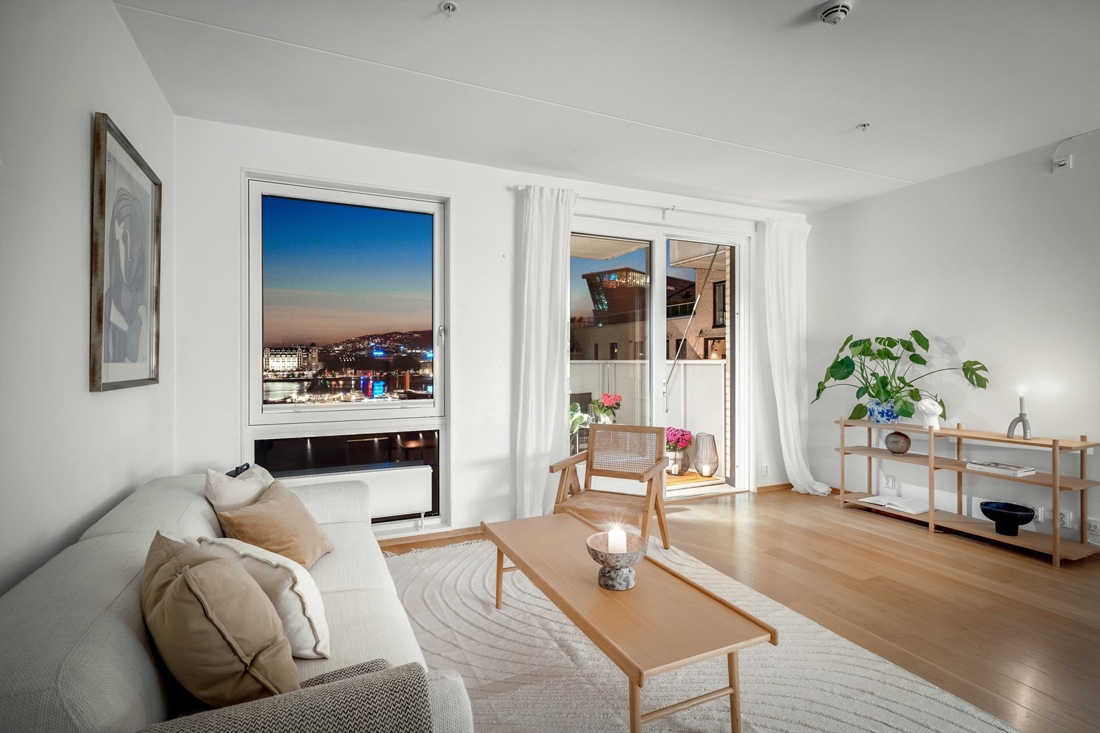 Leiligheten ligger tilbaketrukket og rolig til, men med fantastisk utsikt mot vest Galleribilde