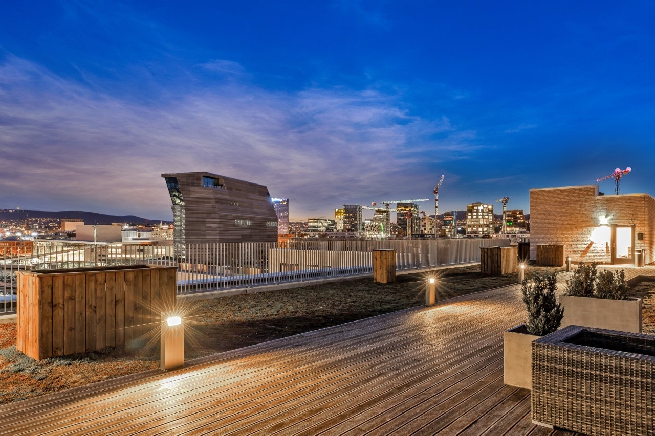 Store takterrasser med flere sittegrupper, beplanting, wc m.m. Galleribilde