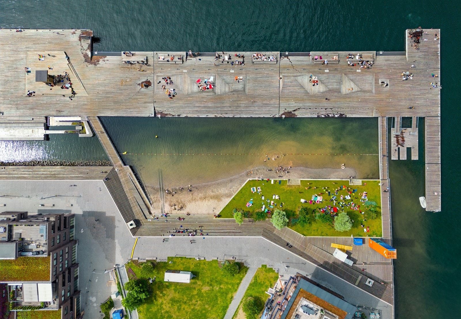 Umiddelbar nærhet til Sørenga Sjøbad med svømmelengder, stupetårn, kajakkbrygge, badestrand m.m. Galleribilde