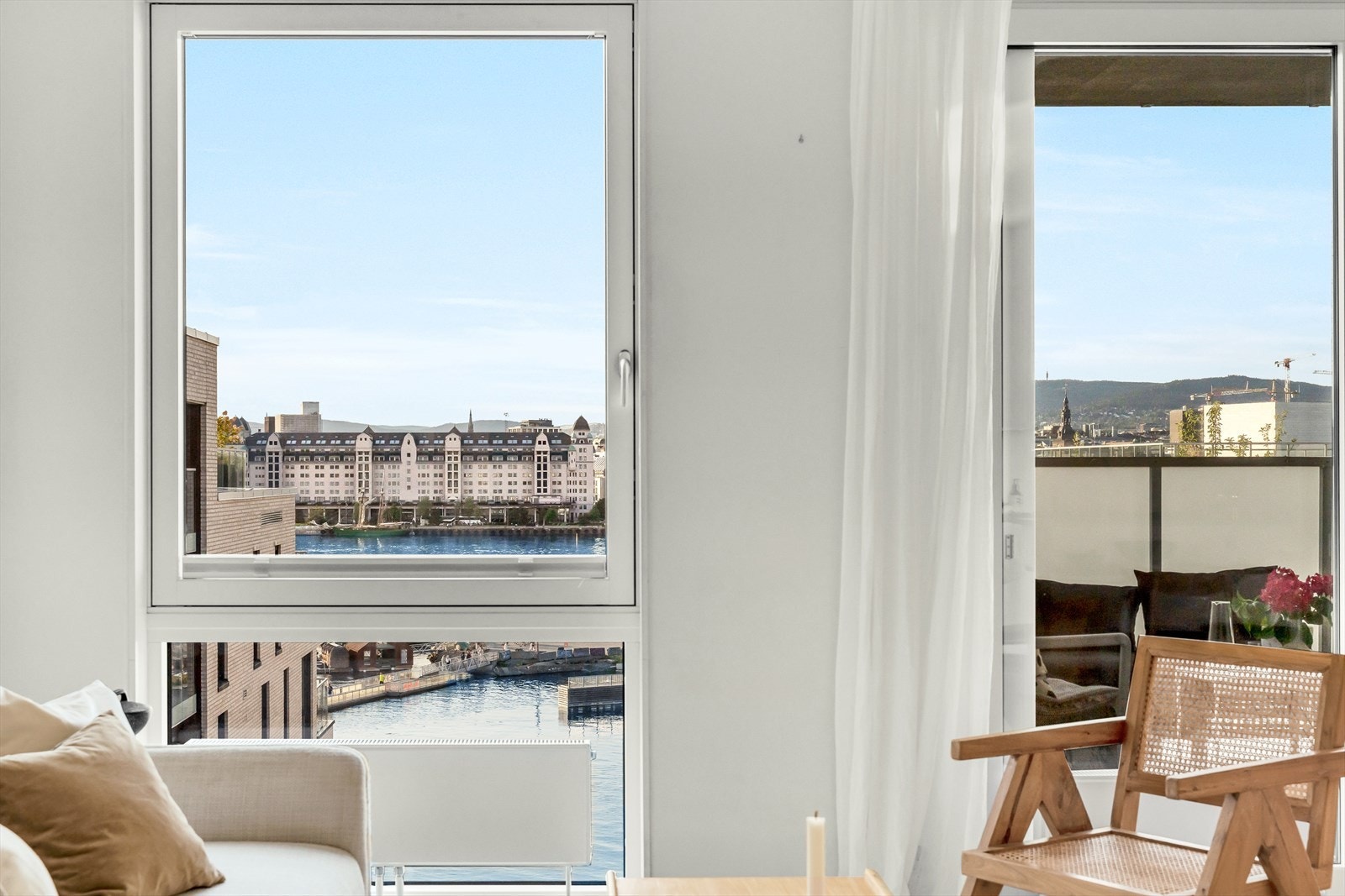 Nydelig 3-roms leilighet med fantastisk utsikt mot havnebassenget vest, Oslo by, Operaen m.m. Galleribilde