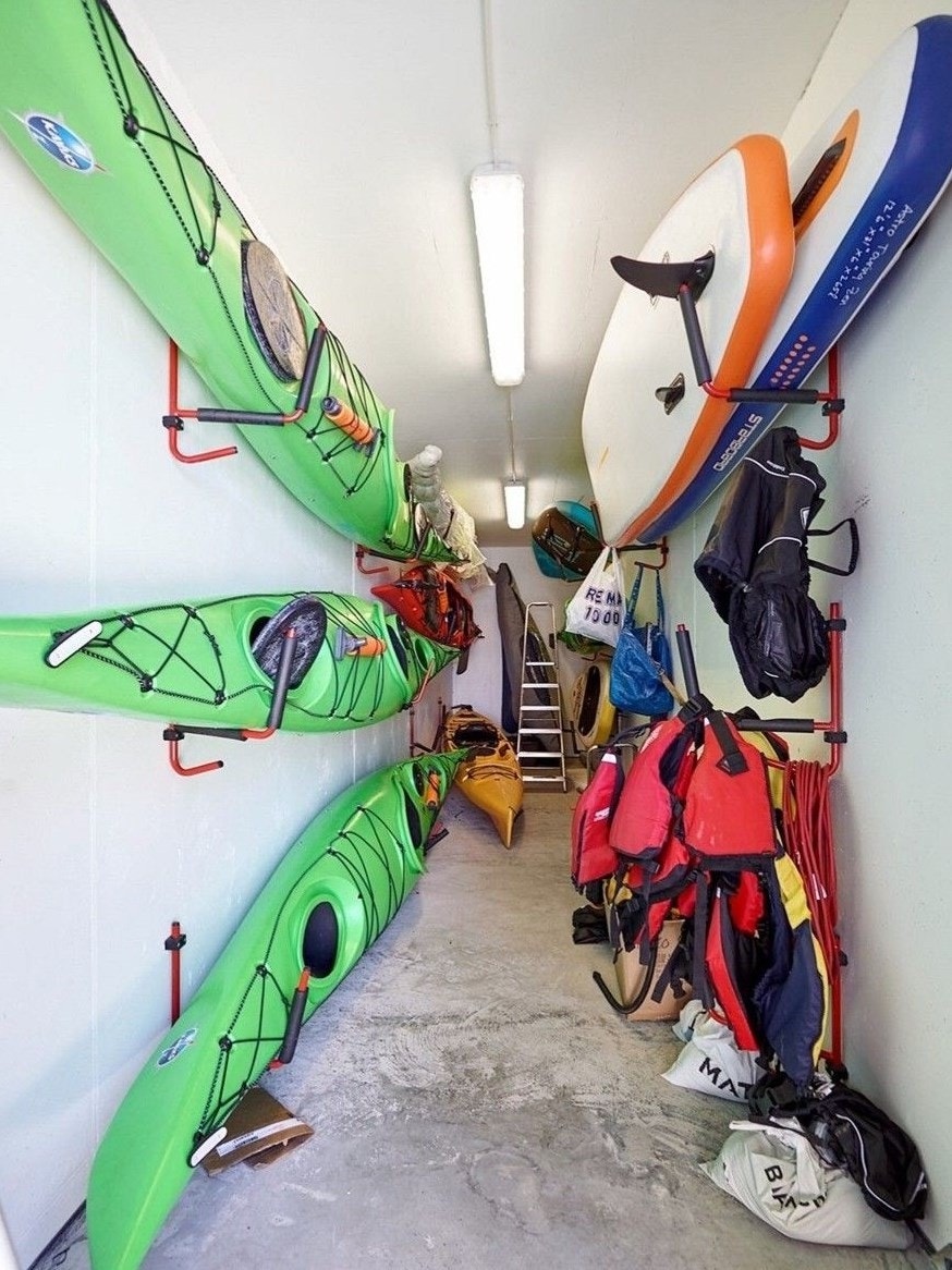 Ved å betale et lite årsgebyr så har man fri bruk av kajakker, supbrett og utstyr Galleribilde