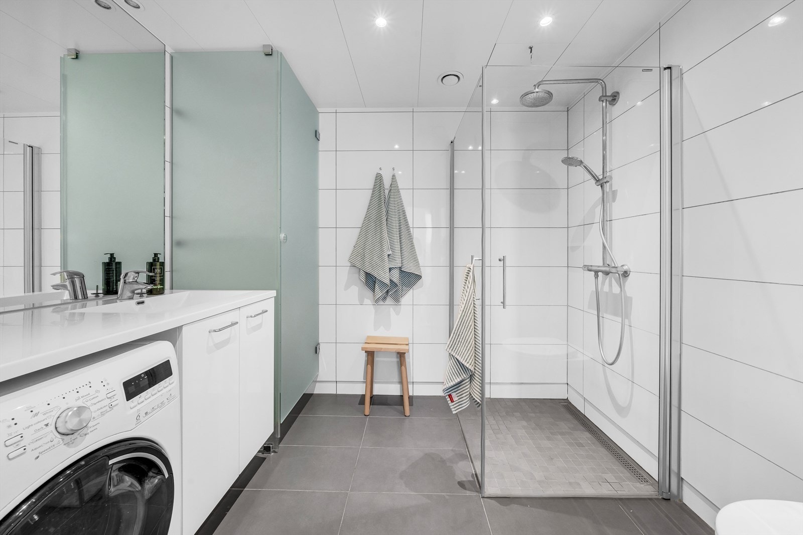 Delikat og innbydende bad med gulvvarme og downlights Galleribilde