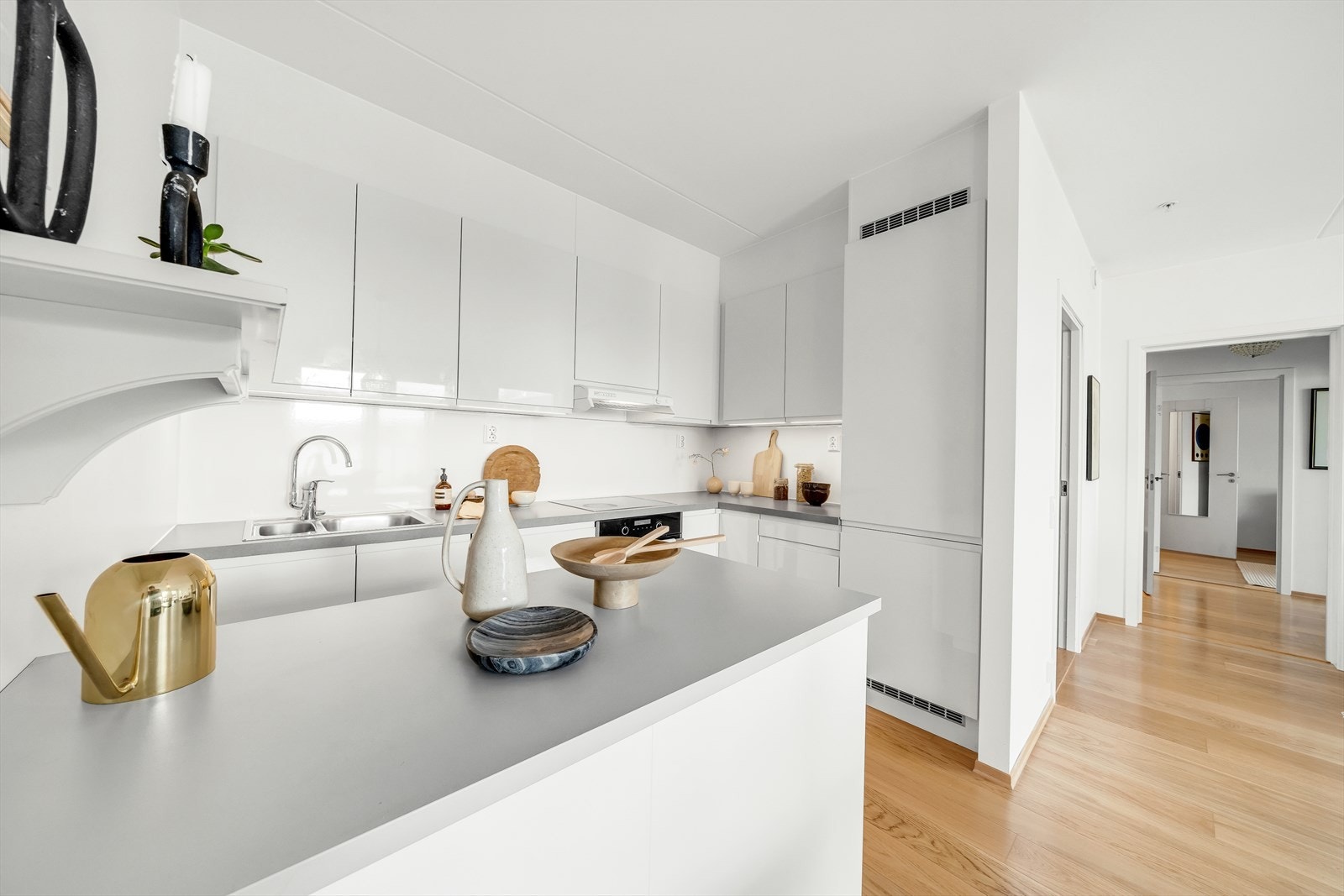 Flott HTH-kjøkken med fullintegrerte hvitevarer. Praktisk øy mot stuen Galleribilde