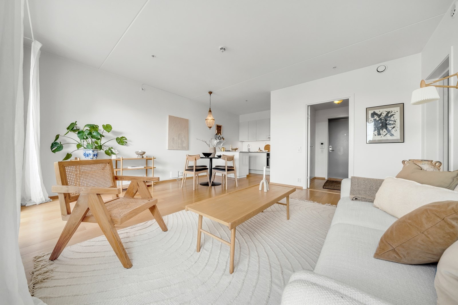 God plass til stor sofagruppe, spisestue m.m. Galleribilde