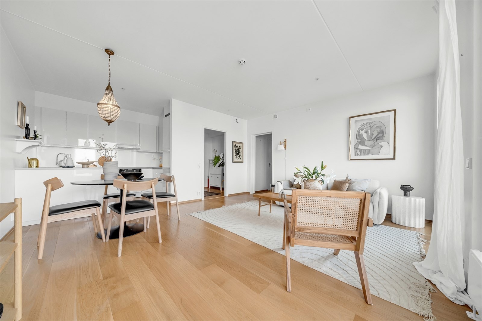 Eksklusivt og luftig preg med god takhøyde og fine enstavsgulv Galleribilde