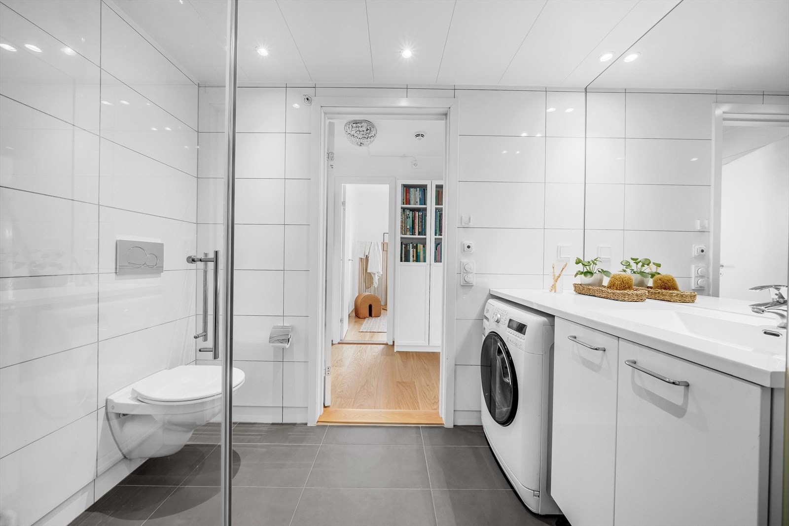 Vegghengt klosett, stor dusjsone og servant med underskap Galleribilde