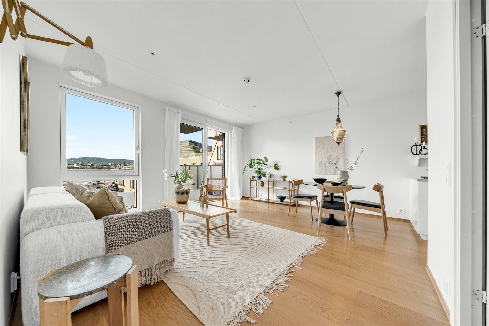 Fra leiligheten ser man også silhuetten av Munchmuseet som er opplyst på kveldstid Galleribilde