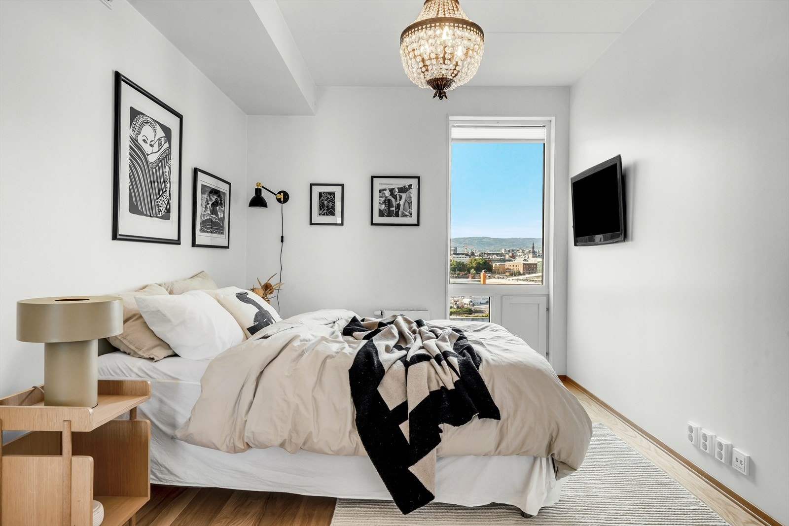 God plass til stor dobbeltseng, nattbord m.m. Galleribilde