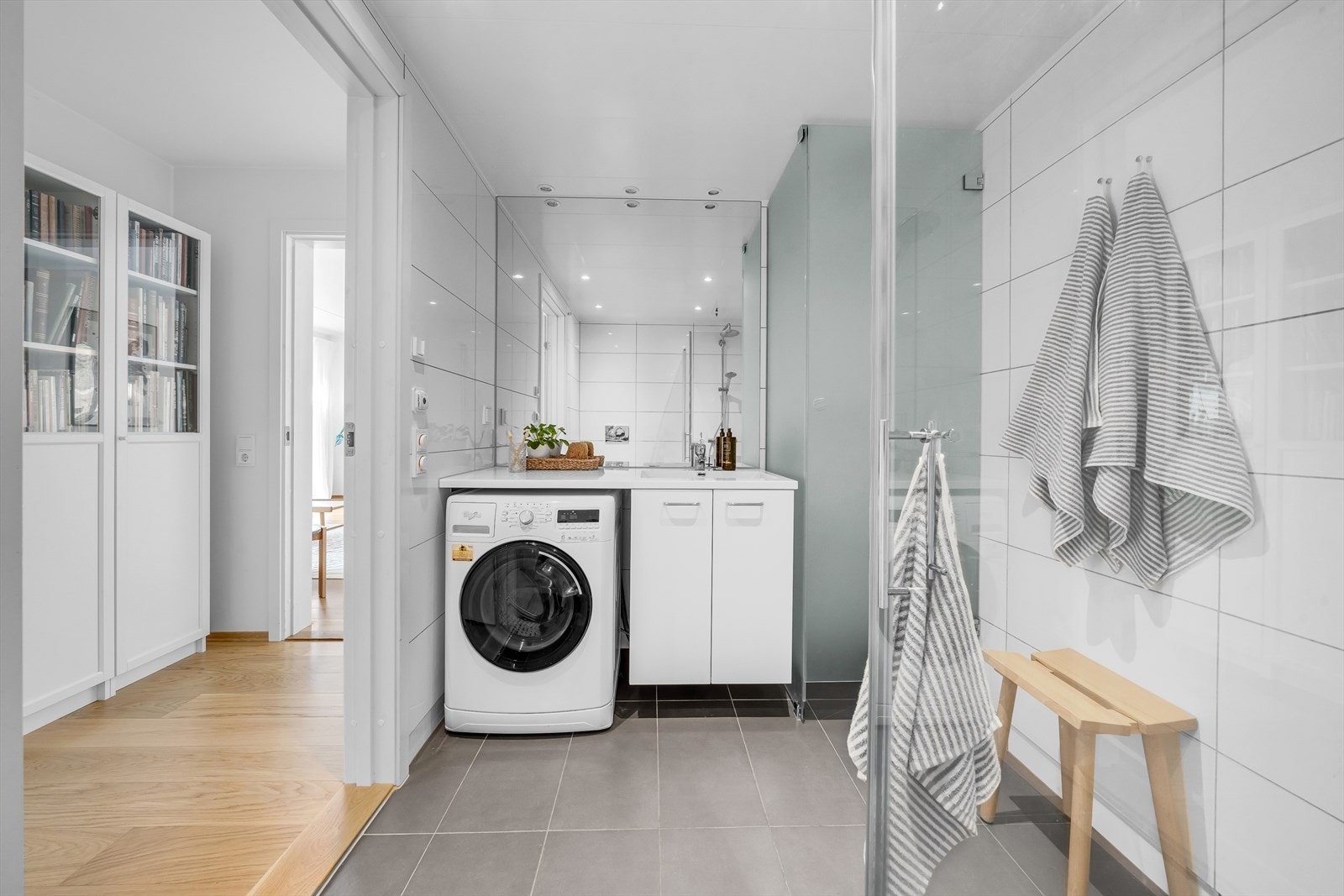 Praktisk tørkeskap med avtrekk. Mulighet for tørketrommel i nedre del av tørkeskap Galleribilde