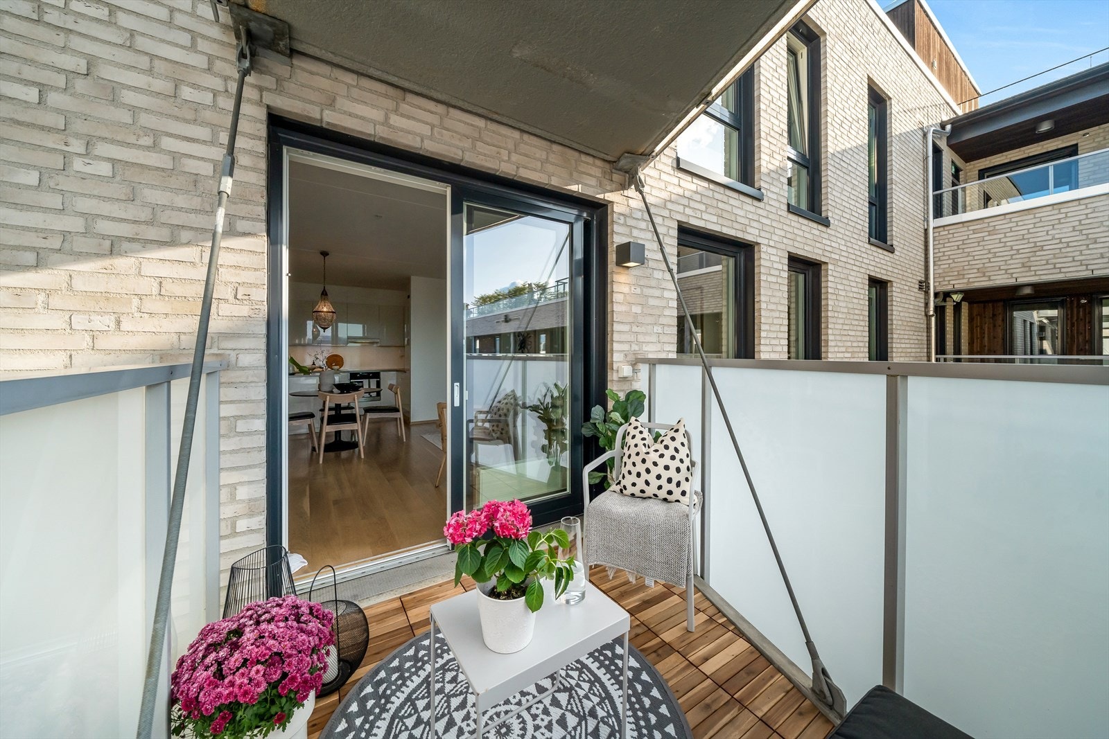 Solrik balkong på hele 5 kvm som fungerer som en fin forlengelse av stuen. Stikkontakt og utebelysning Galleribilde