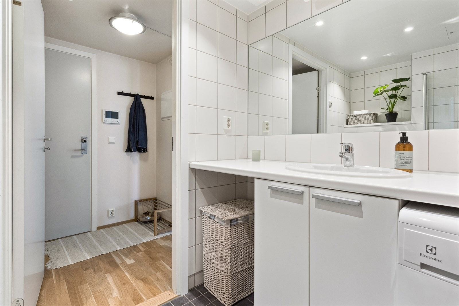 Baderommet er romslig og har en praktisk plassering ved entréen. Galleribilde