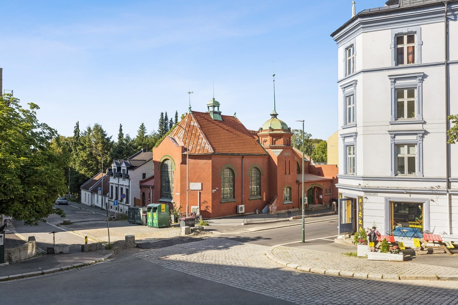 Nabo med Ekebergparken og nærhet til Middelalderparken og klosterruinene samt trivelig pizzeria på hjørnet. Galleribilde