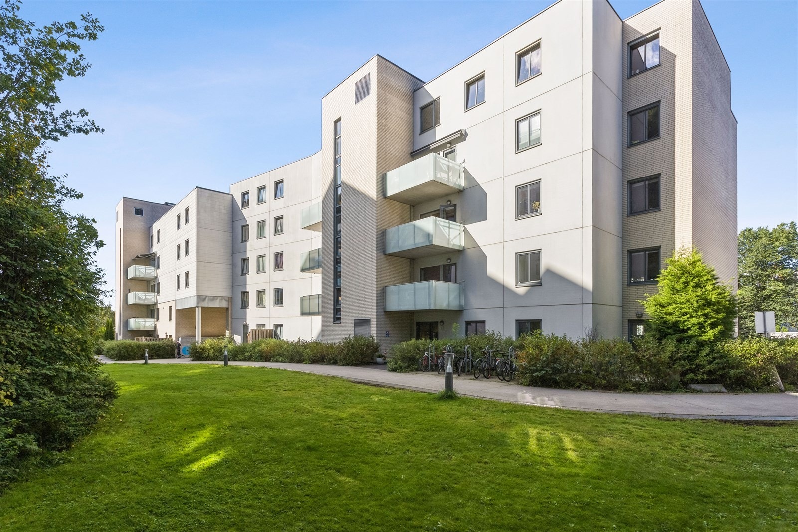 Trivelige fellesområder med store, grønne gressplener Galleribilde