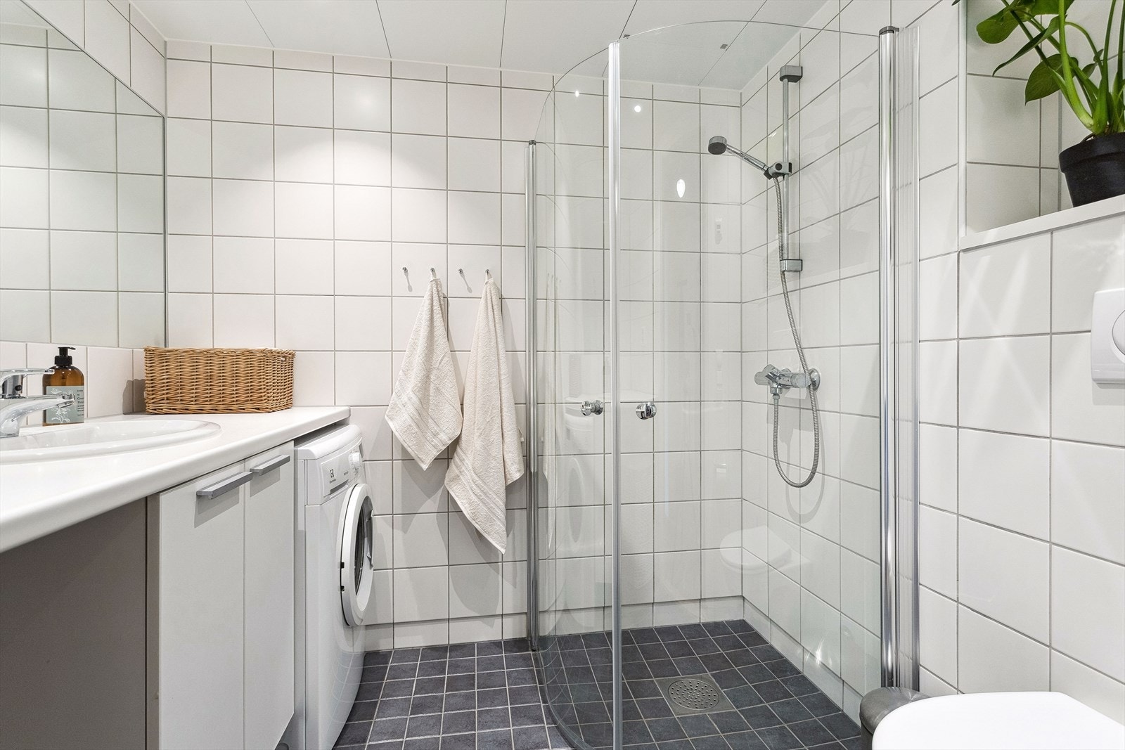 Helfliset baderom med behagelig gulvvarme og downlights i himling Galleribilde