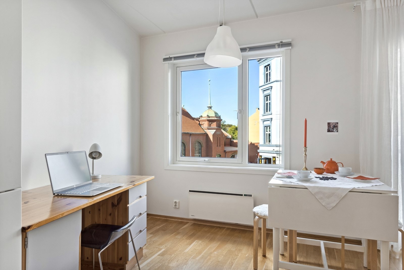 Leiligheten har en lys og åpen stue med gode møbleringsmuligheter Galleribilde