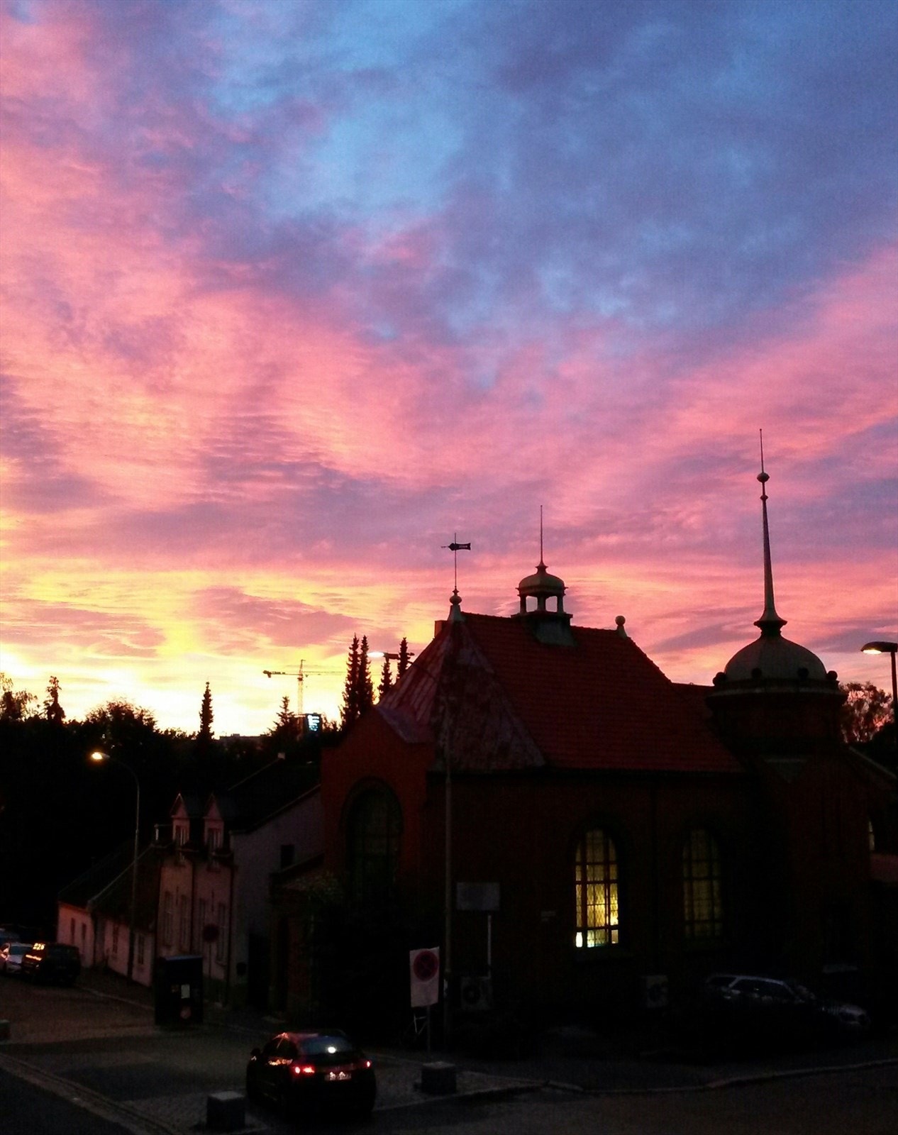Utsikt fra stua med kirkespiret i vakker silhuett og nydelig himmel - Bilde tatt av selger Galleribilde