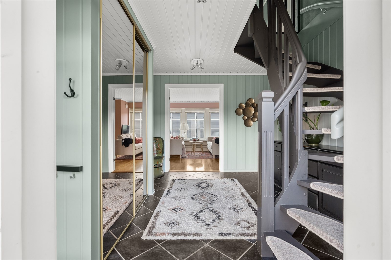 Entré/hall. Vannbåren gulvvarme i hele første etasje. Galleribilde