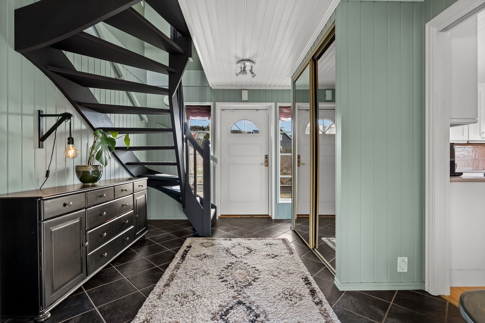 Romslig hall/entré. Skyvedørsgarderobe med speilfronter sørger for at det er enkelt å holde orden. Galleribilde