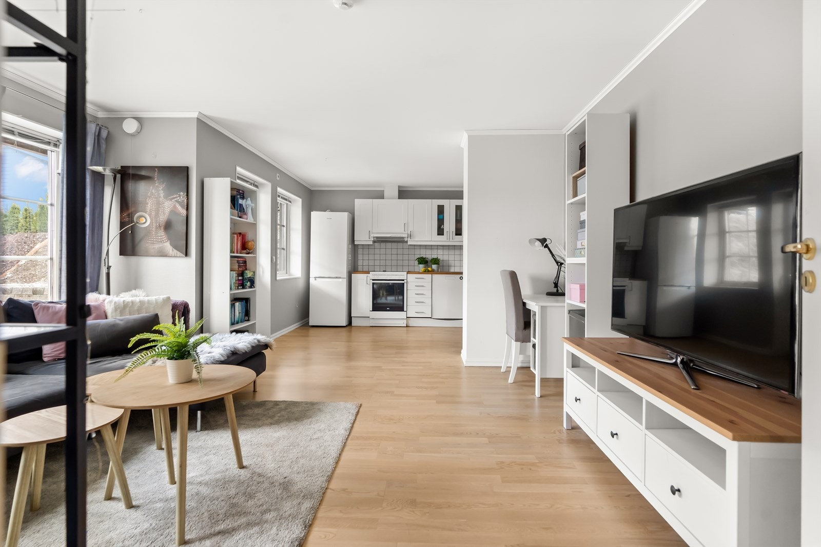 Det er parkett på gulv og gråmalte vegger. Alle flater malt siste 3 år. Galleribilde