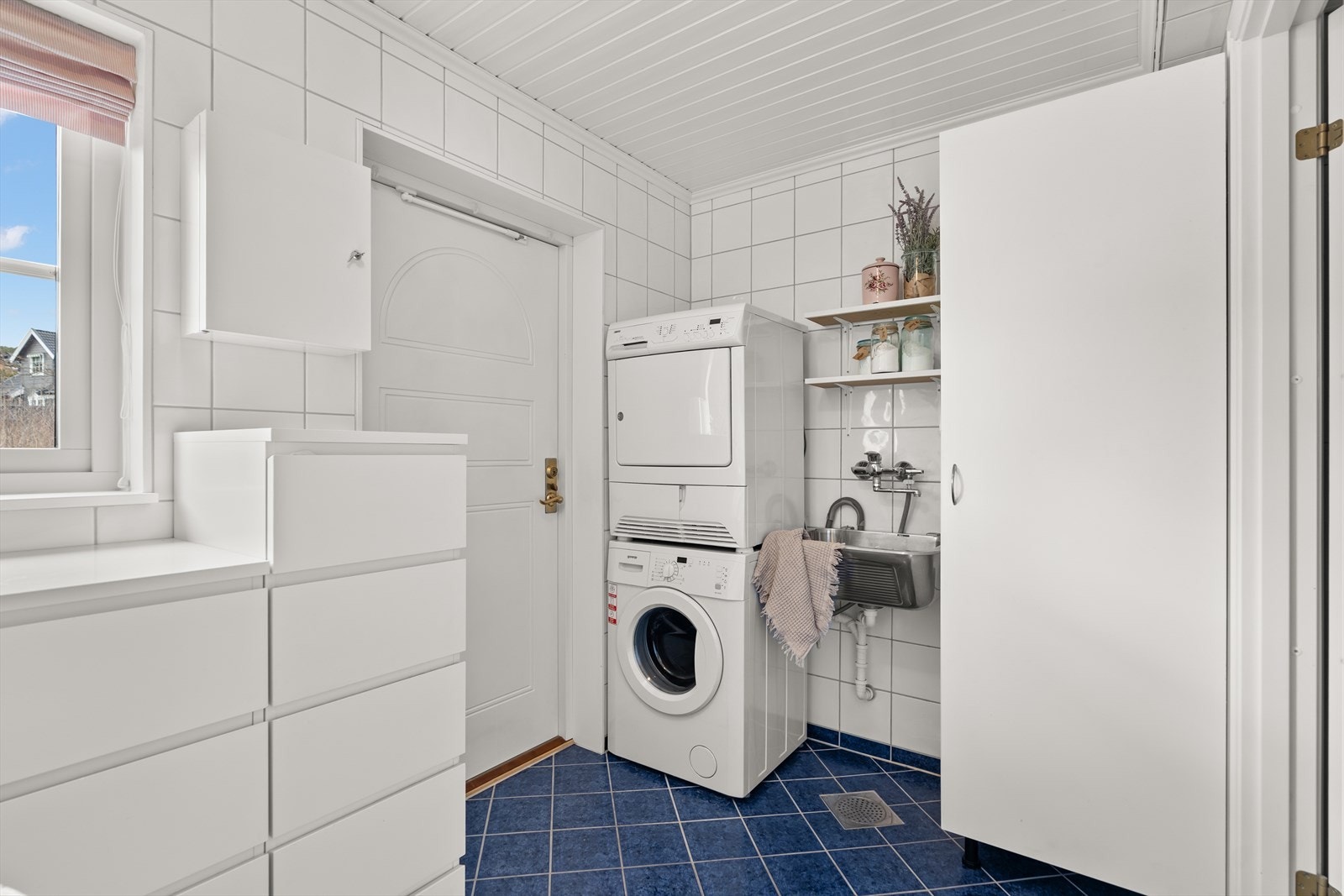 Vegg-i-vegg med badet ligger det et eget romslig vaskerom. Egen inngang utenfra. Galleribilde