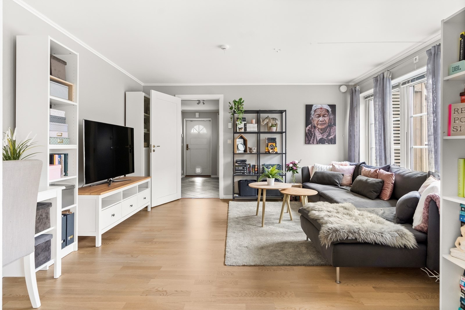 Lys og romslig stue med åpen kjøkkenløsning. Vannbåren gulvvarme i alle rom. Ny parkett i stue/kjøkken i 2016. Galleribilde