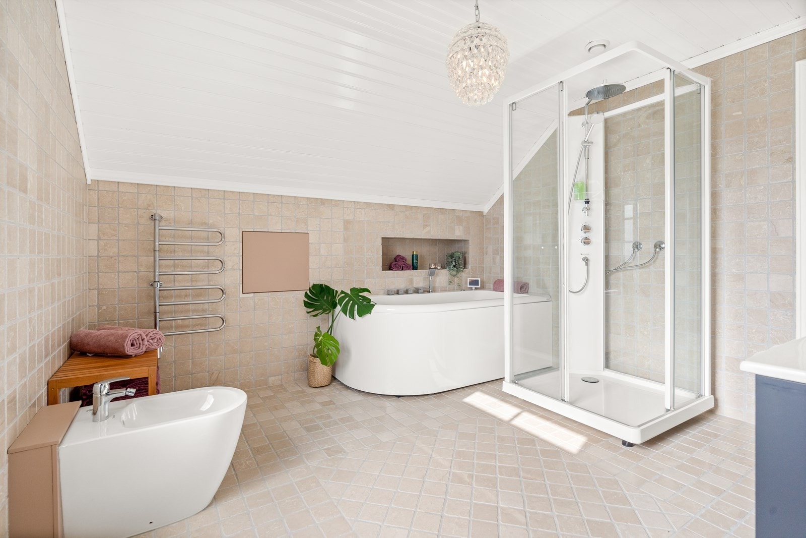 Badet ble ferdiginnredet og først tatt i bruk i 2021. Boblebadekar fra VikingBad. Ellers er innredning fra Porsgrund, Ifø, Foss, Gustavsberg osv. Galleribilde