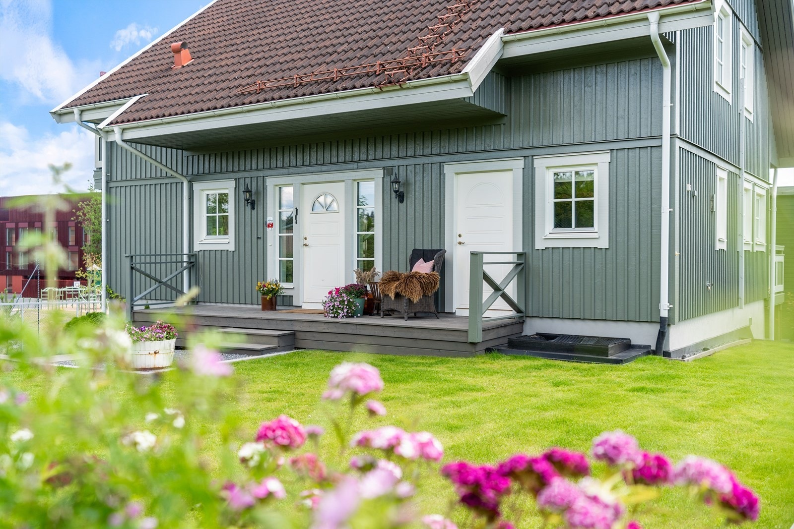 Nymalt hus og grunnmur i 2022. Ved inngangspartiet har du en mindre velkomstterrasse med direkte inngang til vaskerom. Galleribilde