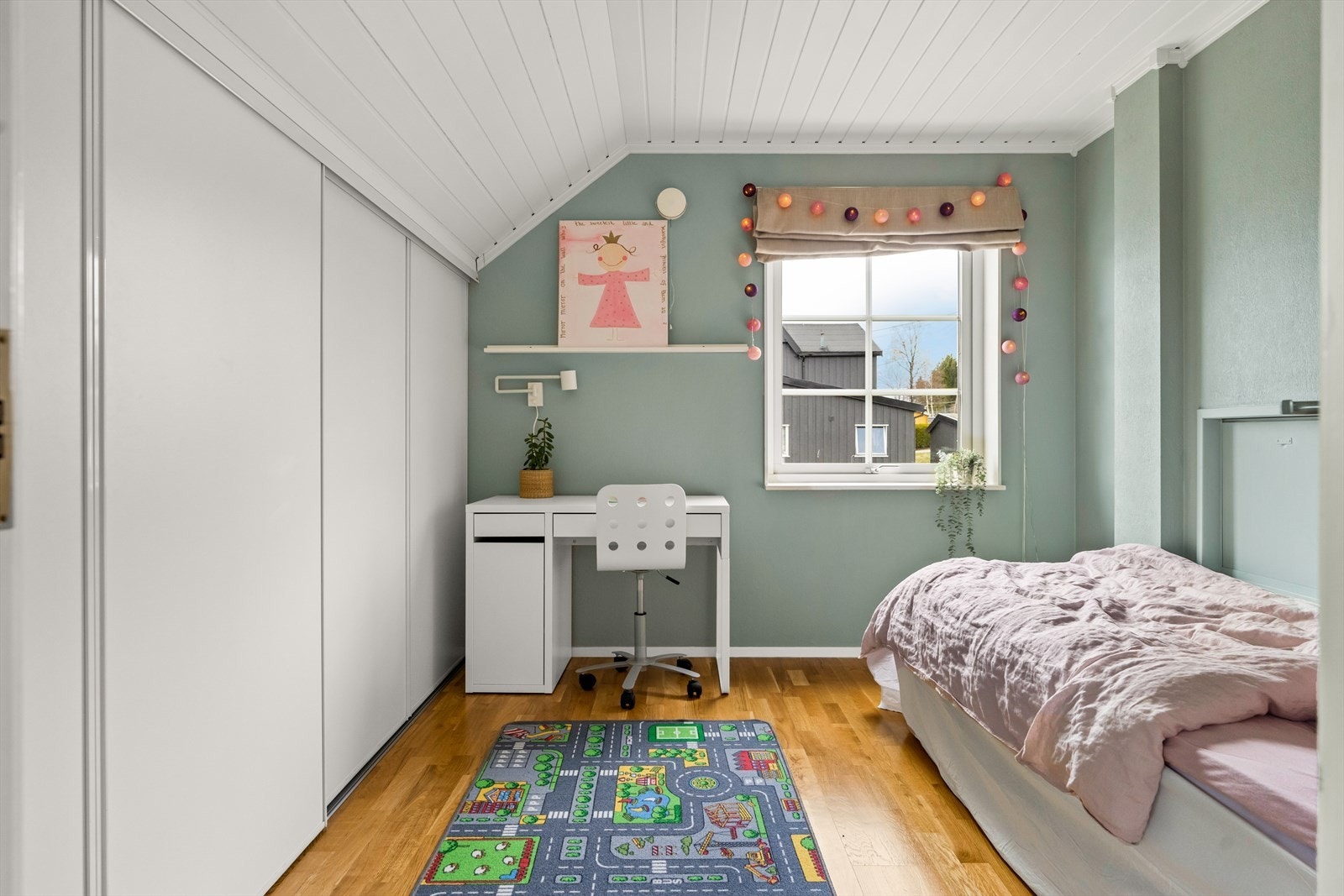 Soverom 3 med Elfa skyvedørsgarderobe. Galleribilde