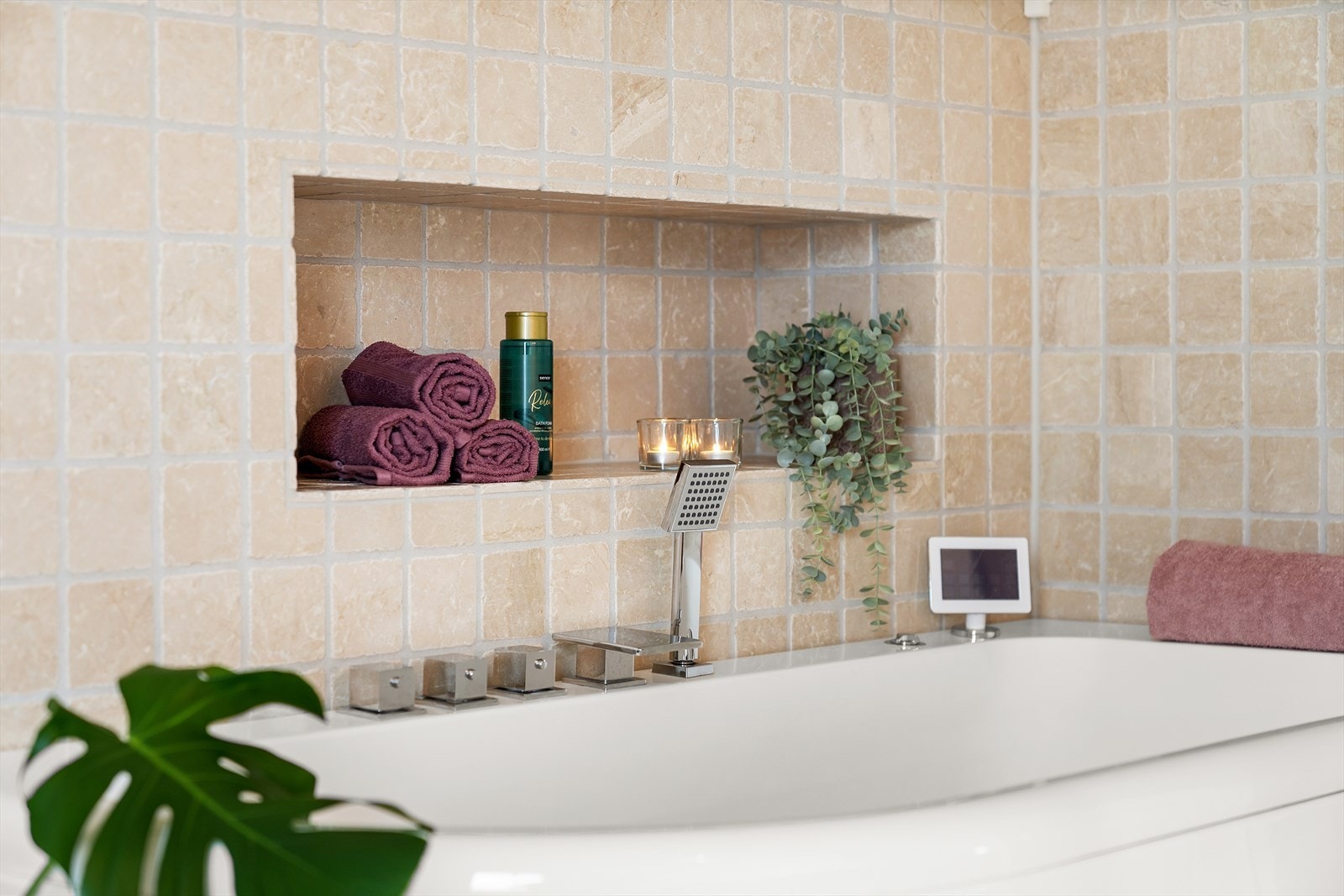 Boblebadekar med luft og vannmassasje, varmeelement og lys i valgfri farge. Fra badet er det også skittentøysjakt som går direkte til vaskerommet i første etasje. Galleribilde