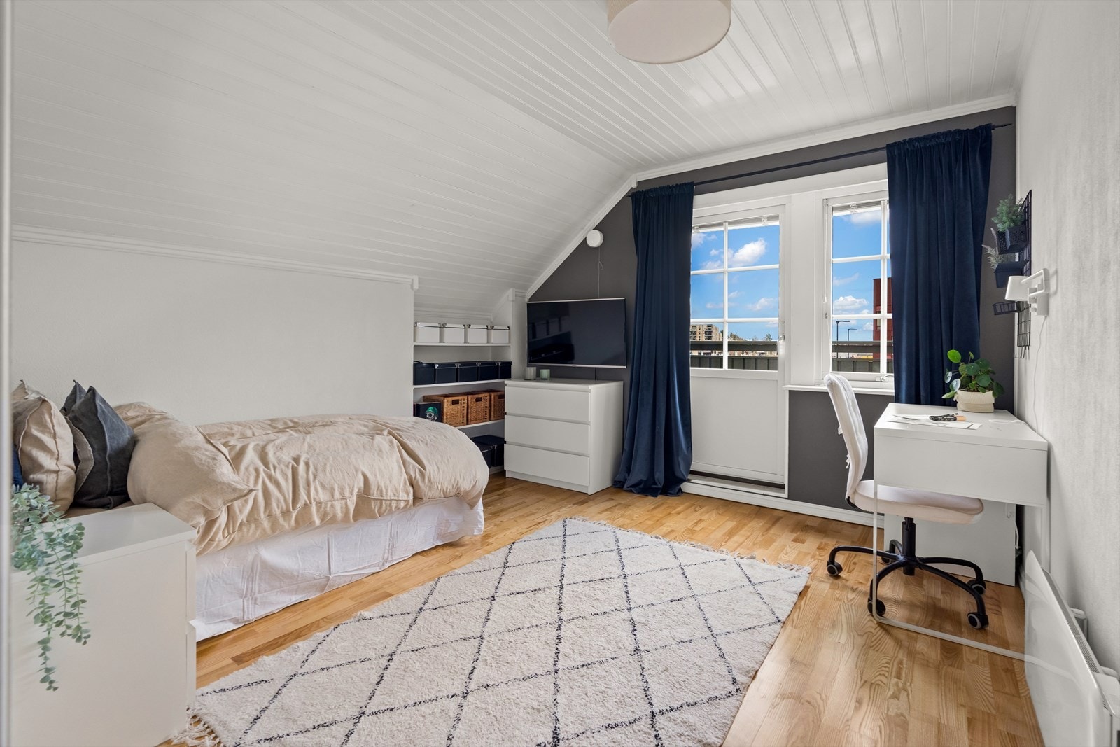 Soverom 2, også dette med utgang til balkong. Galleribilde