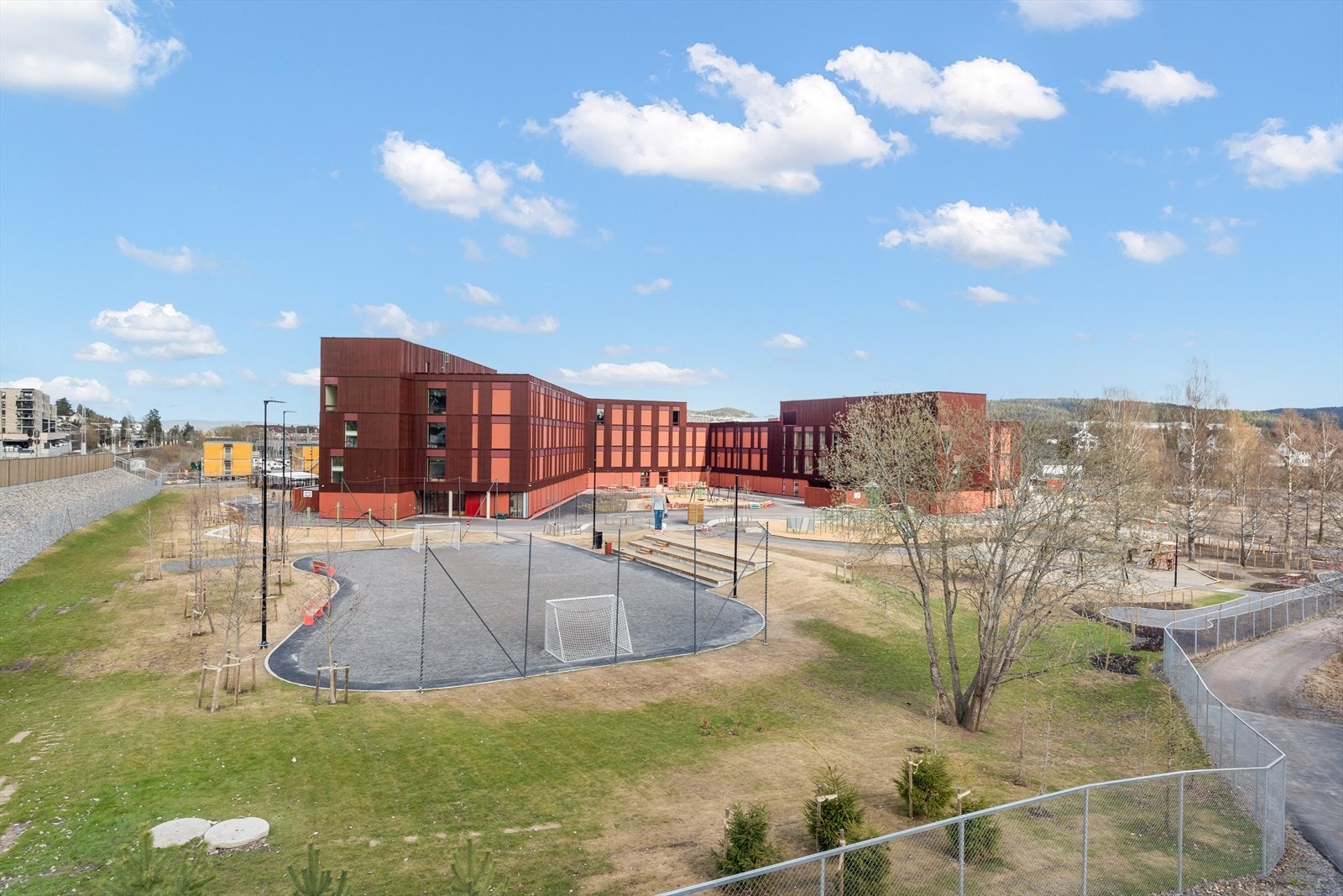 Nye, flotte Fjellhamar barneskole som nærmeste nabo. Tidsbesparende i en hektisk familiehverdag! Galleribilde