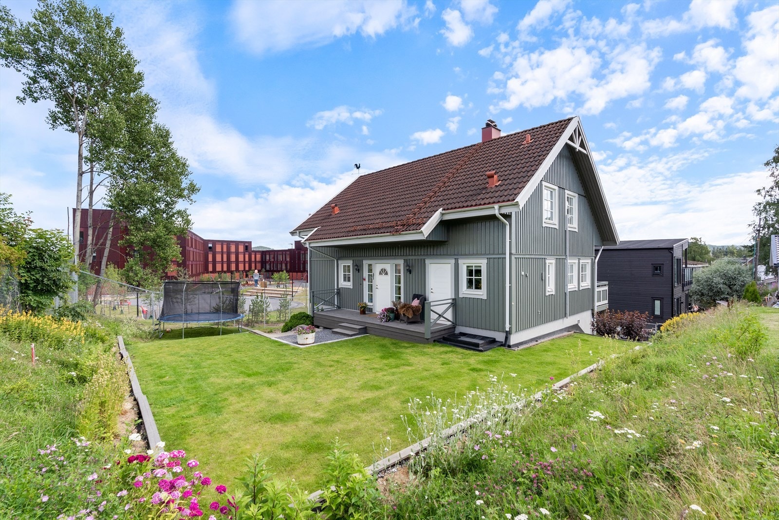 Alt du trenger i nærheten - rett ved nye Fjellhamar barneskole med SFO, Fjellsrud ungdomsskole og nye Fjellhamar Arena (svømmehall/idrettshall). Barnehager, tog og buss i kort gangavstand! Galleribilde