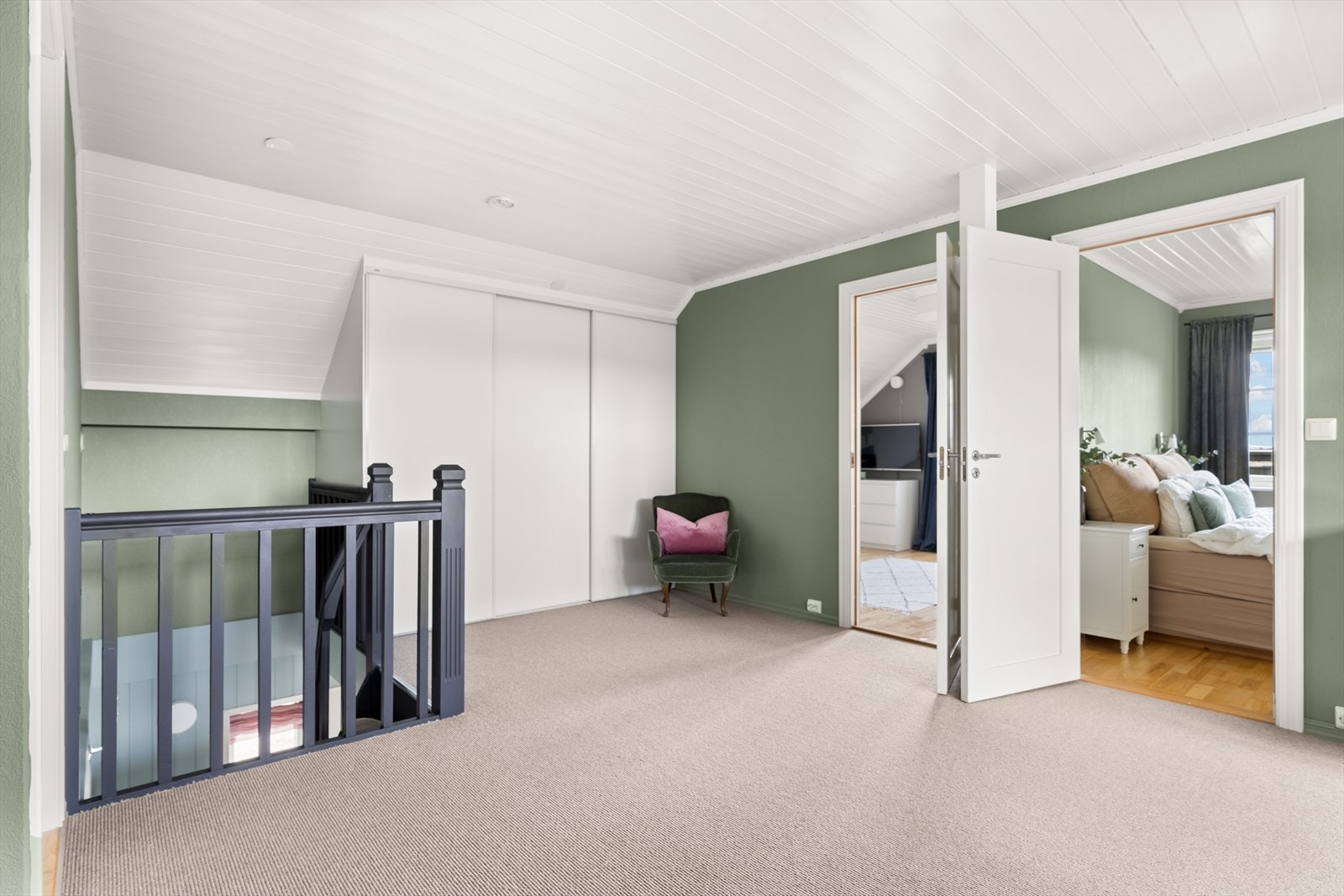 For ekstra oppbevaringsbehov er det tilgang til en Elfa skyvedørsgarderobe. Galleribilde