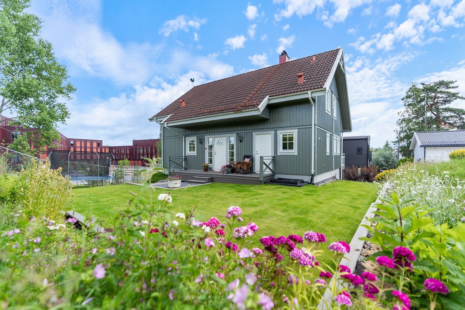 En tiltalende arkitekttegnet enebolig fra 2002 med godkjent 2-roms utleiedel i underetasjen. Galleribilde