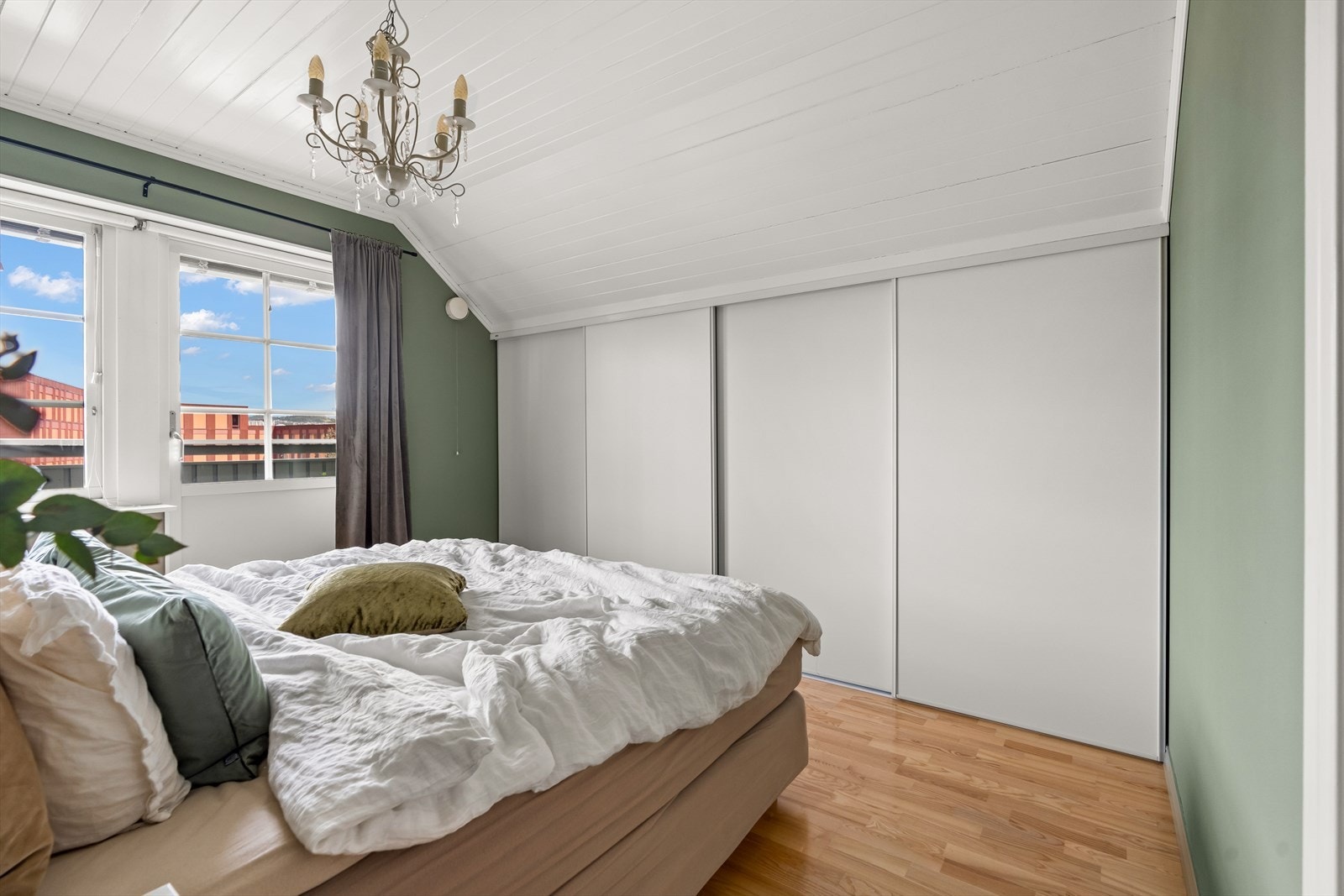 Stor Elfa skyvedørsgarderobe på hovedsoverom. Galleribilde